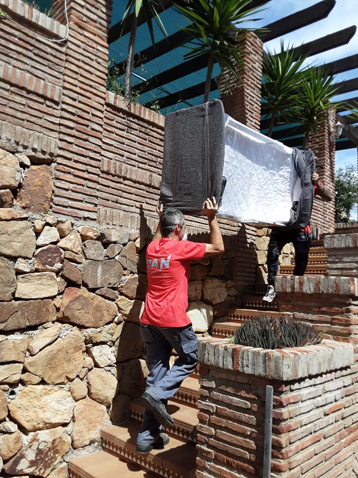 operarios cargando